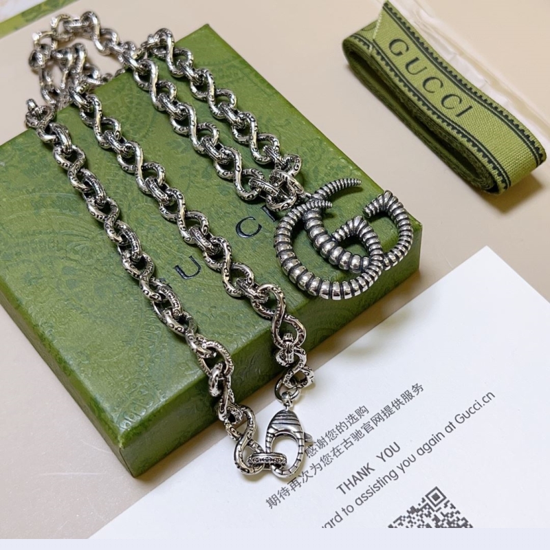 G*u*i necklaces